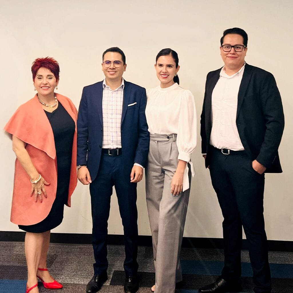 Equipo de Legado Empresa y Familia, Simposium de Empresas Familiares, Maythe, Liz, Héctor y Jonathan.